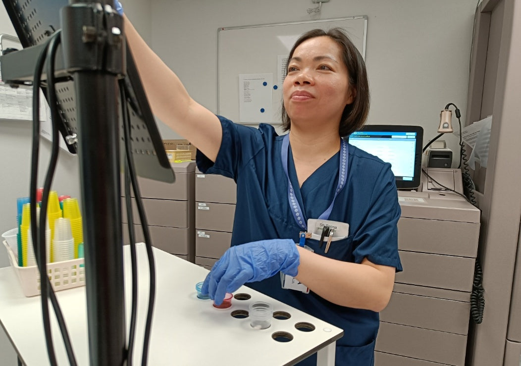 HOSPI medication table with nurse and medicine cup holders