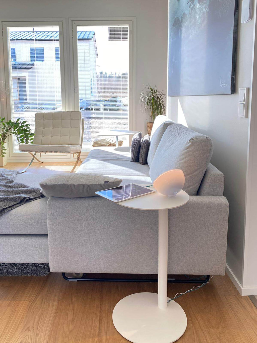 WIREUP is designed so that the electrical cable can be carried up inside the column up to the top. This allows you to make the table a charging point for various devices or place a lamp or other electrical device on the table.